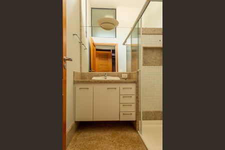 Casa de condomínio para alugar com 640m², 5 quartos e 6 vagas Casa de condomínio para alugar com 640m², 5 quartos e 6 vagasBanheiro Suíte 1