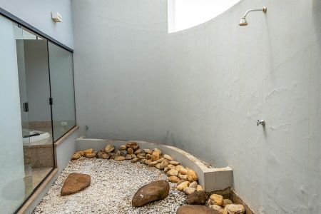 Casa de condomínio para alugar com 640m², 5 quartos e 6 vagas Casa de condomínio para alugar com 640m², 5 quartos e 6 vagasVista Closet Suite 5-Espaço com ducha e acesso ao baheiro compartilhado com Suite 5
