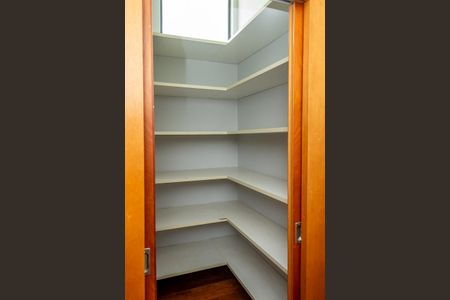 Casa de condomínio para alugar com 640m², 5 quartos e 6 vagas Casa de condomínio para alugar com 640m², 5 quartos e 6 vagasArmário Corrdor