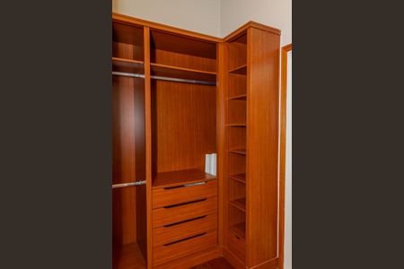 Casa de condomínio para alugar com 640m², 5 quartos e 6 vagas Casa de condomínio para alugar com 640m², 5 quartos e 6 vagasCloset Suíte 2