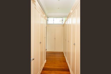 Casa de condomínio para alugar com 640m², 5 quartos e 6 vagas Casa de condomínio para alugar com 640m², 5 quartos e 6 vagasCloset Suite 5