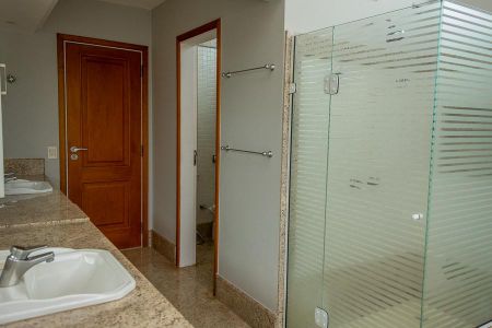 Casa de condomínio para alugar com 640m², 5 quartos e 6 vagas Casa de condomínio para alugar com 640m², 5 quartos e 6 vagasBanheiro compartilhado com Suíte 4 e 5