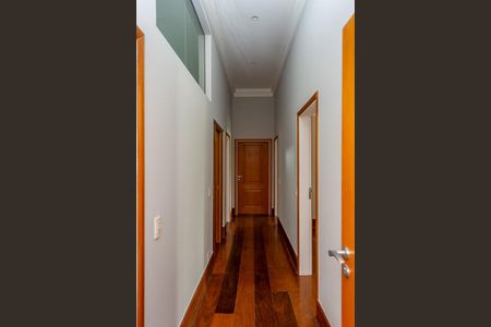 Casa de condomínio para alugar com 640m², 5 quartos e 6 vagas Casa de condomínio para alugar com 640m², 5 quartos e 6 vagasCorredor