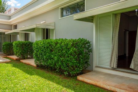 Casa de condomínio para alugar com 640m², 5 quartos e 6 vagas Casa de condomínio para alugar com 640m², 5 quartos e 6 vagasFachada dos fundos -Quartos