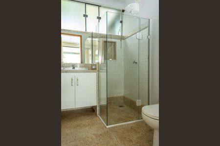 Casa de condomínio para alugar com 640m², 5 quartos e 6 vagas Casa de condomínio para alugar com 640m², 5 quartos e 6 vagasBanheiro externo 1