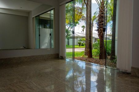 Casa de condomínio para alugar com 640m², 5 quartos e 6 vagas Casa de condomínio para alugar com 640m², 5 quartos e 6 vagasQuarto de apoio Piscina