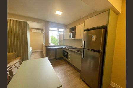 Sala/Cozinha  de kitnet/studio para alugar com 1 quarto, 42m² em Centro, Florianópolis