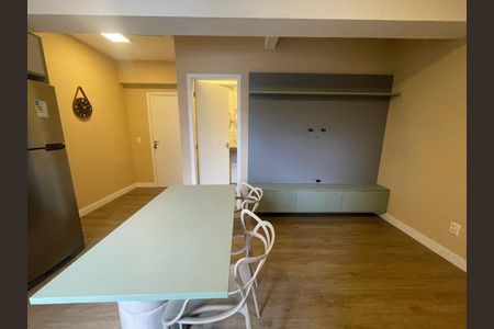 Sala/Cozinha  de kitnet/studio para alugar com 1 quarto, 42m² em Centro, Florianópolis