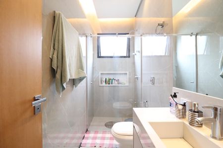 Casa de condomínio para alugar com 219m², 3 quartos e 4 vagasBanheiro do Quarto 3