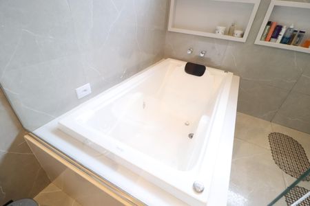 Casa de condomínio para alugar com 219m², 3 quartos e 4 vagasBanheiro do Quarto 1