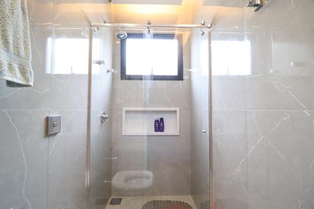 Casa de condomínio para alugar com 219m², 3 quartos e 4 vagasBanheiro do Quarto 2