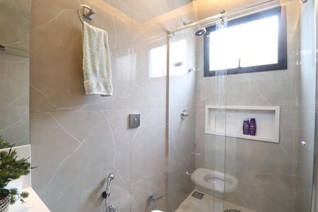 Casa de condomínio para alugar com 219m², 3 quartos e 4 vagasBanheiro do Quarto 2