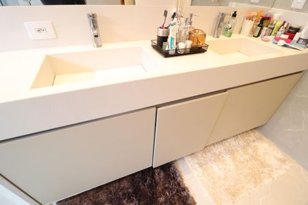 Casa de condomínio para alugar com 219m², 3 quartos e 4 vagasBanheiro do Quarto 1