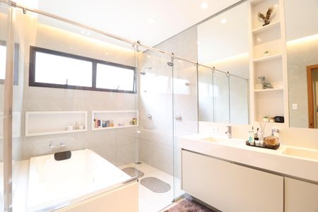 Casa de condomínio para alugar com 219m², 3 quartos e 4 vagasBanheiro do Quarto 1