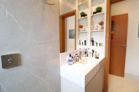 Casa de condomínio para alugar com 219m², 3 quartos e 4 vagasBanheiro do Quarto 3