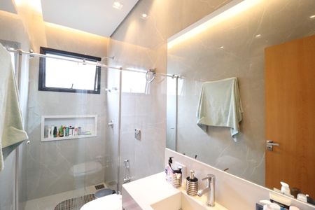 Casa de condomínio para alugar com 219m², 3 quartos e 4 vagasBanheiro do Quarto 3