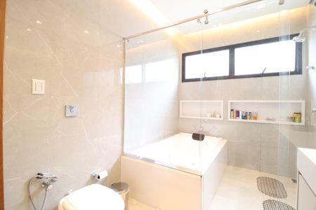 Casa de condomínio para alugar com 219m², 3 quartos e 4 vagasBanheiro do Quarto 1