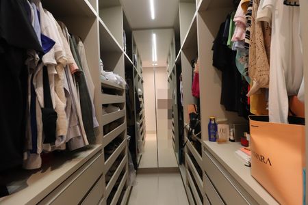 Casa de condomínio para alugar com 219m², 3 quartos e 4 vagasQuarto1 - Suíte - Closet