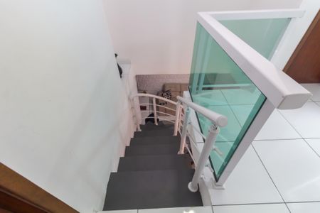 Casa de condomínio à venda com 169m², 3 quartos e 3 vagasEscada