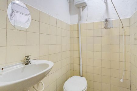 Banheiro de casa para alugar com 1 quarto, 15m² em Vila Moraes, São Paulo