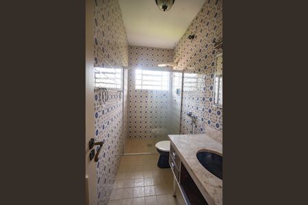 Casa para alugar com 250m², 3 quartos e 2 vagasBanheiro da suíte 