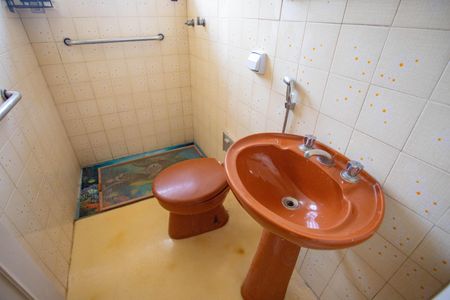 Casa para alugar com 250m², 3 quartos e 2 vagasBanheiro social 