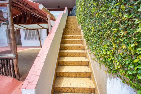 Casa para alugar com 250m², 3 quartos e 2 vagasEscada para garagem 