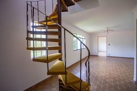 Casa para alugar com 250m², 3 quartos e 2 vagasEscada 