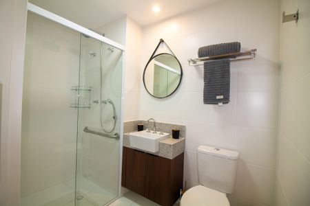 Banheiro de kitnet/studio para alugar com 1 quarto, 29m² em Santo Amaro, São Paulo