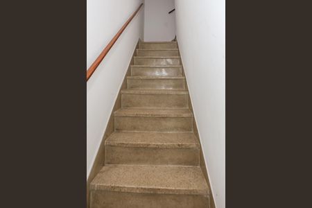 Casa à venda com 230m², 3 quartos e 2 vagas Casa à venda com 230m², 3 quartos e 2 vagasEscada de Entrada