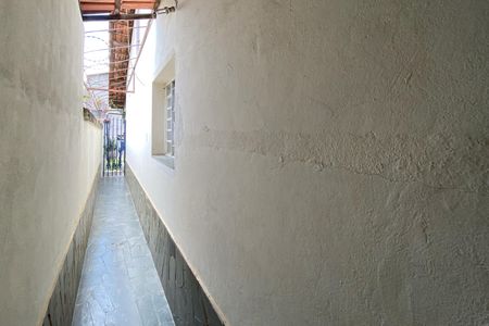 Casa à venda com 224m², 4 quartos e 4 vagas Casa à venda com 224m², 4 quartos e 4 vagasCorredor lateral