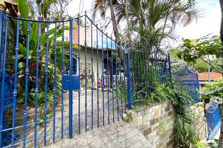 Casa à venda com 224m², 4 quartos e 4 vagas Casa à venda com 224m², 4 quartos e 4 vagasFachada