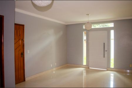 Casa para alugar com 230m², 4 quartos e 3 vagas