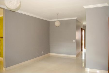 Casa para alugar com 230m², 4 quartos e 3 vagas