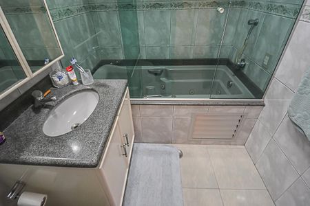 Apartamento à venda com 146m², 4 quartos e 3 vagas Apartamento à venda com 146m², 4 quartos e 3 vagasBanheiro da Suíte