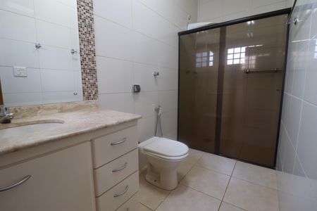 Casa para alugar com 240m², 3 quartos e 3 vagasBanheiro suite 2