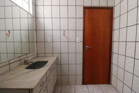 Casa para alugar com 240m², 3 quartos e 3 vagasBanheiro suite 1