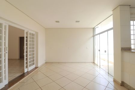 Casa para alugar com 240m², 3 quartos e 3 vagasCozinha 