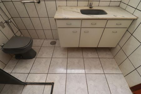 Casa para alugar com 240m², 3 quartos e 3 vagasBanheiro suite 1