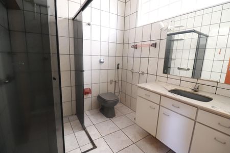 Casa para alugar com 240m², 3 quartos e 3 vagasBanheiro suite 1