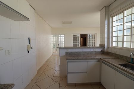 Casa para alugar com 240m², 3 quartos e 3 vagasCozinha 