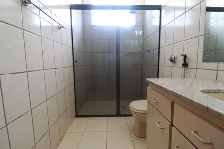 Casa para alugar com 240m², 3 quartos e 3 vagasBanheiro social