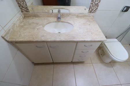 Casa para alugar com 240m², 3 quartos e 3 vagasBanheiro suite 2