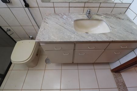 Casa para alugar com 240m², 3 quartos e 3 vagasBanheiro social