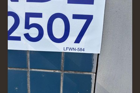 Plaquinha Instalada código LFWN-584 de apartamento para alugar com 2 quartos, 95m² em Higienópolis, Porto Alegre