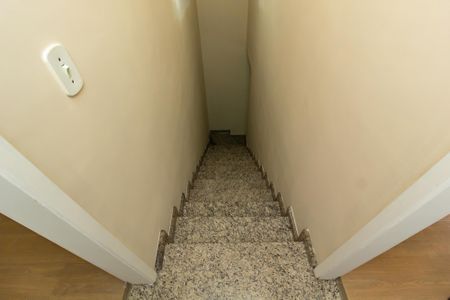 Casa de condomínio para alugar com 65m², 2 quartos e 1 vagaEscada