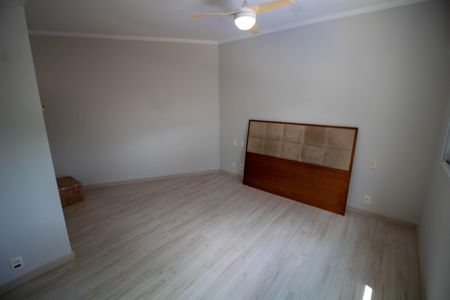 Casa à venda com 288m², 4 quartos e 4 vagasSuíte 2