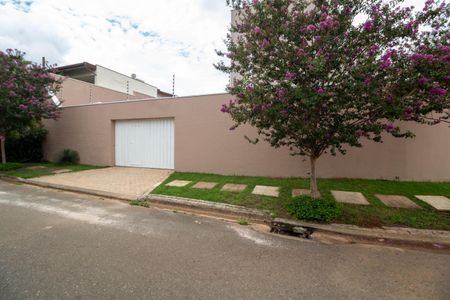 Casa à venda com 288m², 4 quartos e 4 vagasFachada