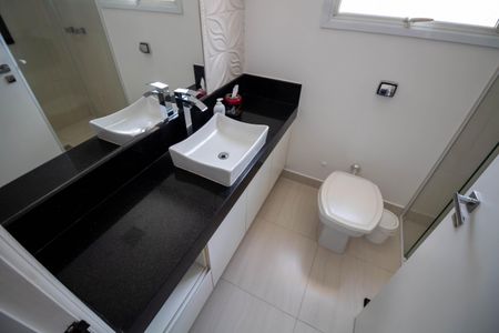 Casa à venda com 288m², 4 quartos e 4 vagasBanheiro Social