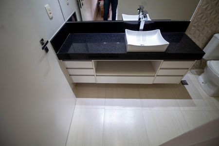 Casa à venda com 288m², 4 quartos e 4 vagasBanheiro Suíte 1